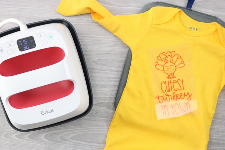 how to use heat transfer vinyl with the Cricut EasyPress