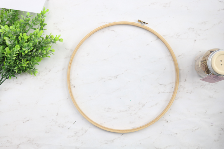 using an embroidery hoop to make a wreath