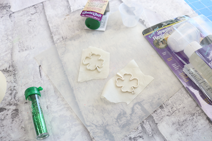 how to make a resin necklace