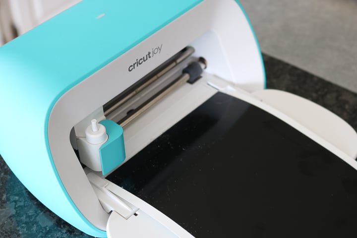 loading material in cricut machine