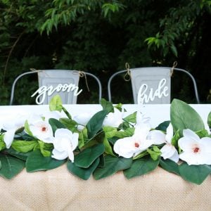 table de mariage avec guirlande de magnolia bricolage