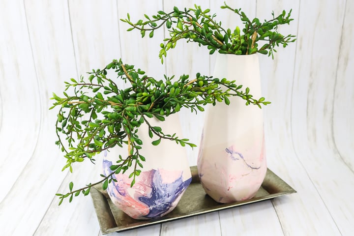 vases peints en marbre sur un plateau "class =" wp-image-70390 "srcset =" https://www.thecountrychiccottage.net/wp-content/uploads/2020/04/spray-paint-marbling-6-of-11 .jpg 720w, https://www.thecountrychiccottage.net/wp-content/uploads/2020/04/spray-paint-marbling-6-of-11-300x200.jpg 300w, https://www.thecountrychiccottage.net /wp-content/uploads/2020/04/spray-paint-marbling-6-of-11-610x407.jpg 610w "tailles =" (largeur max: 720px) 100vw, 720px