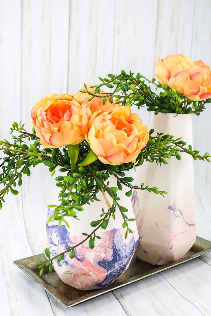 effet marbré avec de la peinture "class =" wp-image-70392 "srcset =" https://www.thecountrychiccottage.net/wp-content/uploads/2020/04/spray-paint-marbling-8-of-11.jpg 720w, https://www.thecountrychiccottage.net/wp-content/uploads/2020/04/spray-paint-marbling-8-of-11-200x300.jpg 200w, https://www.thecountrychiccottage.net/wp -content / uploads / 2020/04 / spray-paint-marbling-8-of-11-683x1024.jpg 683w, https://www.thecountrychiccottage.net/wp-content/uploads/2020/04/spray-paint- marbrure-8-of-11-610x915.jpg 610w "tailles =" (largeur max: 720px) 100vw, 720px