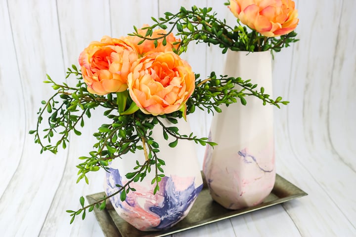 marbrure avec de la peinture en aérosol "class =" wp-image-70393 "srcset =" https://www.thecountrychiccottage.net/wp-content/uploads/2020/04/spray-paint-marbling-9-of-11.jpg 720w, https://www.thecountrychiccottage.net/wp-content/uploads/2020/04/spray-paint-marbling-9-of-11-300x200.jpg 300w, https://www.thecountrychiccottage.net/wp -contenu / uploads / 2020/04 / spray-paint-marbling-9-of-11-610x407.jpg 610w "tailles =" (largeur max: 720px) 100vw, 720px