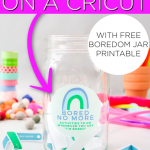 Prenez l'imprimable gratuit pour faire un pot d'ennui et découvrez comment vous pouvez le couper en utilisant votre Cricut et votre vinyle imprimable! Ou tout simplement imprimer et couper avec des ciseaux à la place! #boredomjar #printable #freeprintable #printablevinyl #cricut #cricutcreated
