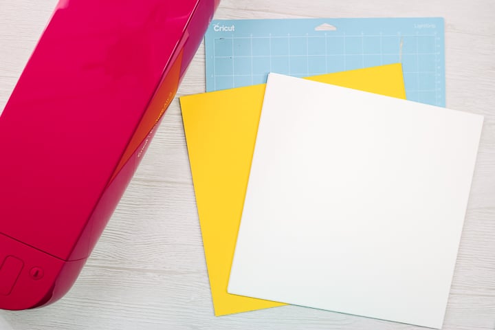 fournitures pour faire une pancarte en papier sur un cricut