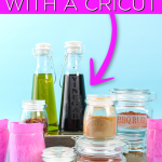 La gravure sur verre avec un Cricut est tellement plus facile que vous ne le pensez! Faites des pochoirs et apprenez à utiliser la crème de gravure pour faire des cadeaux et plus encore! #cricut #cricutcreated #glassetching #etching #vinyl #stencils