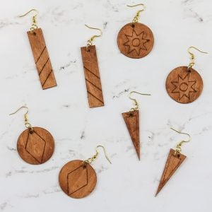 boucles d'oreilles en bois faites avec un cricut