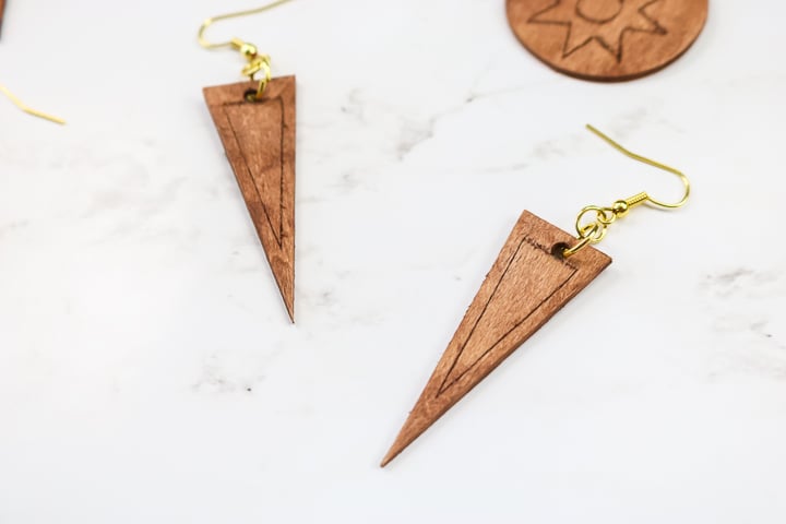 boucles d'oreilles triangle en bois