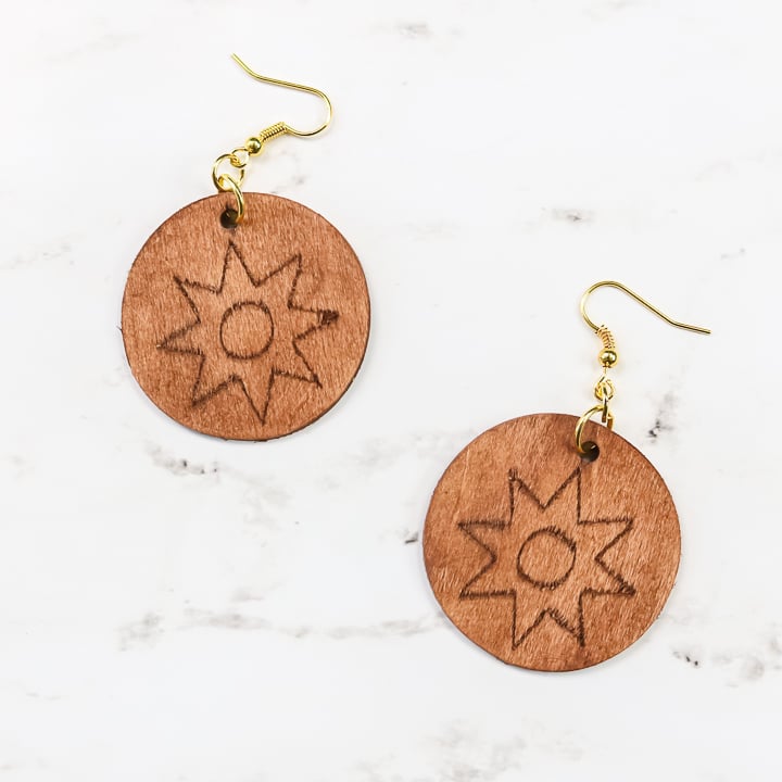 boucles d'oreilles en bois gravé