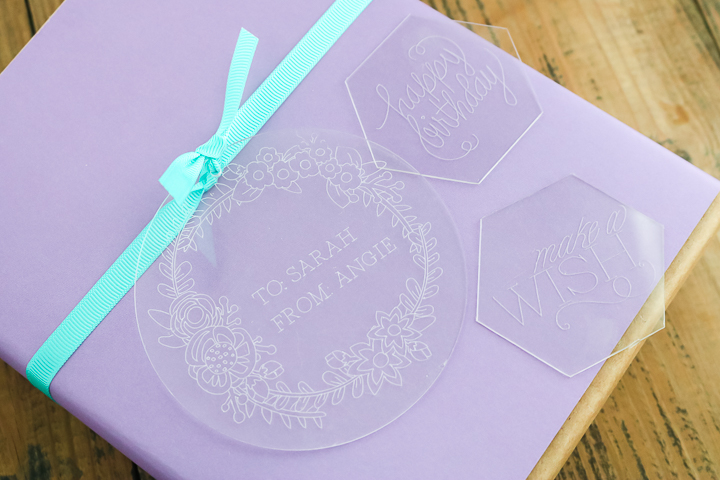 acrylique découpé et gravé sur une cricut