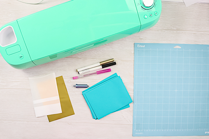 fournitures pour utiliser votre cricut pour adresser des enveloppes