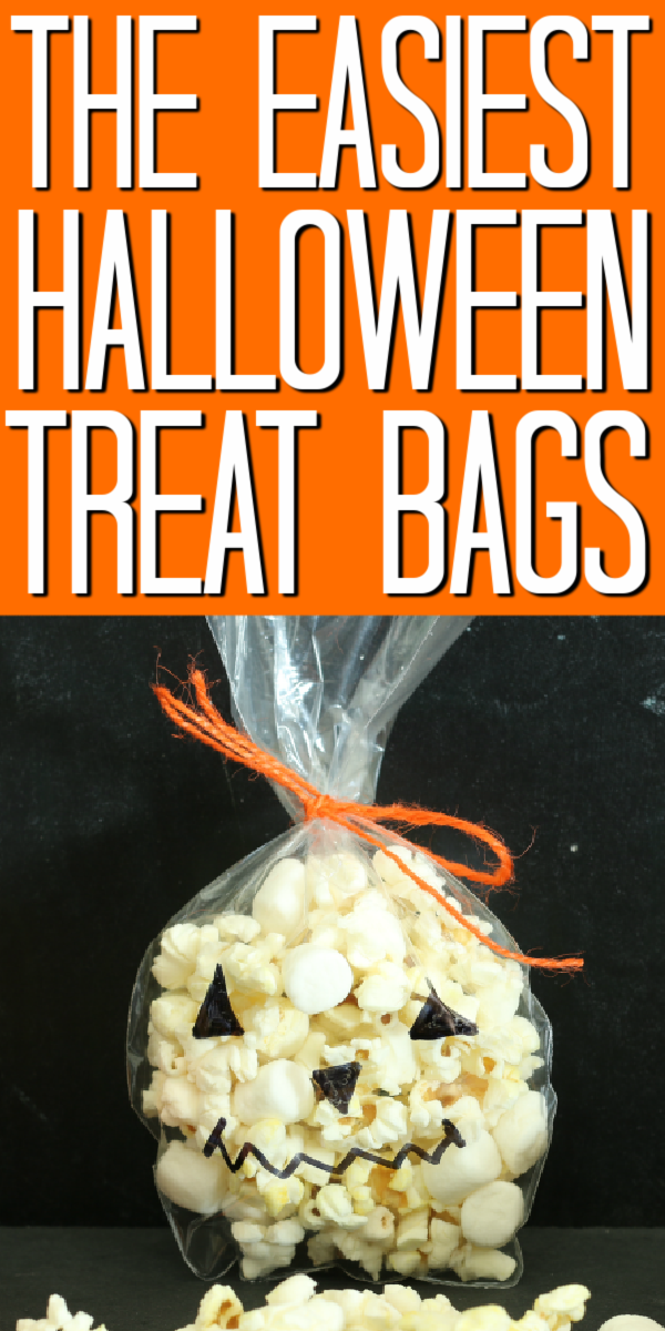 Make these Halloween popcorn bags with your little ones! This craft is easy enough for kids to make but cute enough to give as a gift! #halloween #kidscraft #popcorn #trickortreat