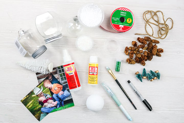 fournitures de magasin à un dollar pour faire des ornements de Noël