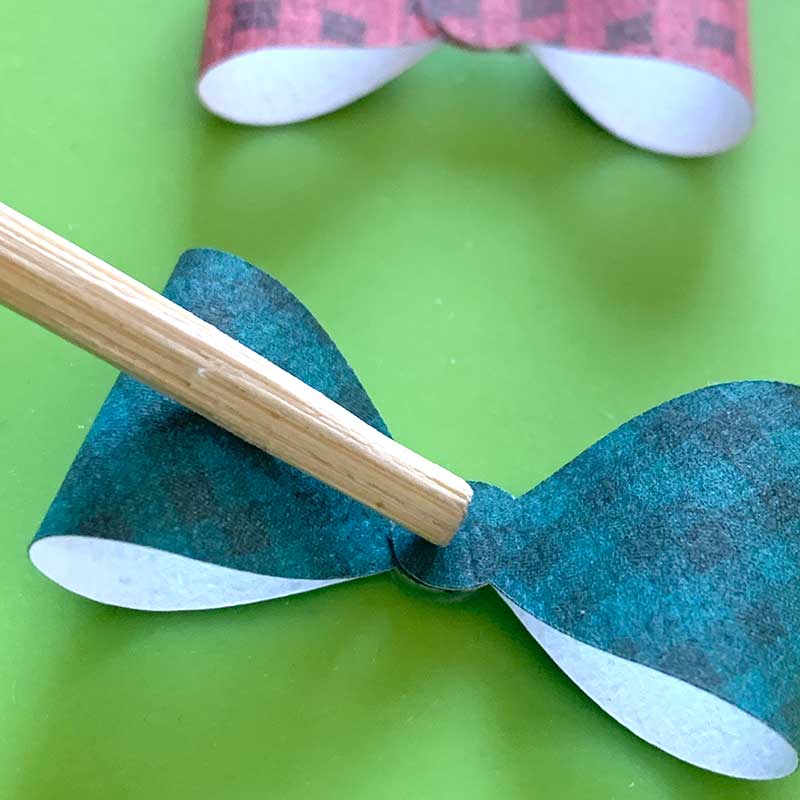 diy wrapping paper bow