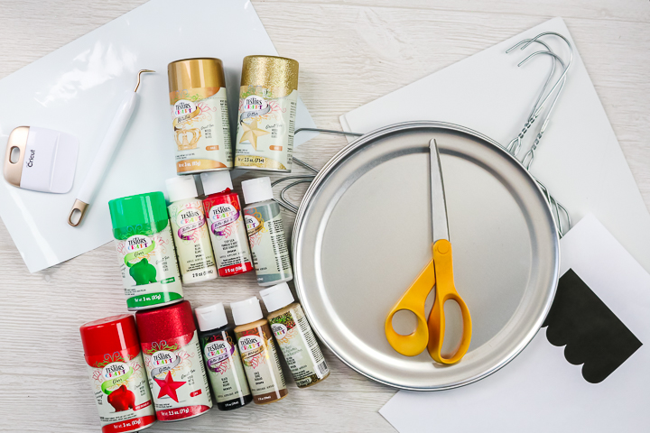 supplies to make pizza pan wreaths