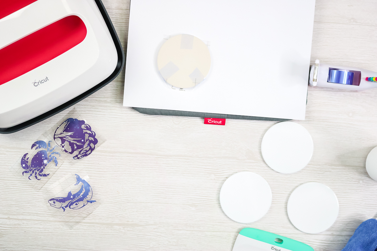 dessous de verre en céramique face vers le bas sur tapis Easypress avec papier cartonné blanc