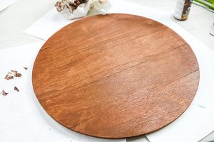 staining a wood round