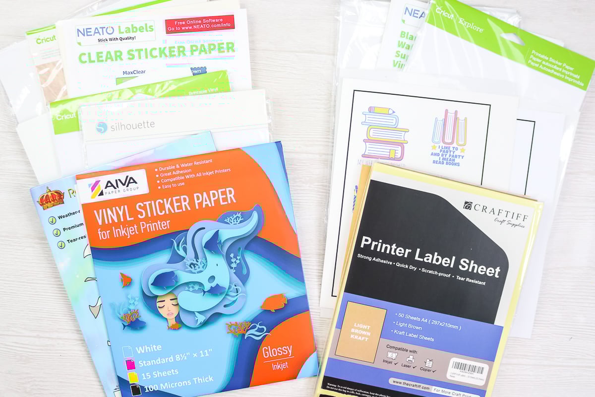 marques de papier autocollant sur une table
