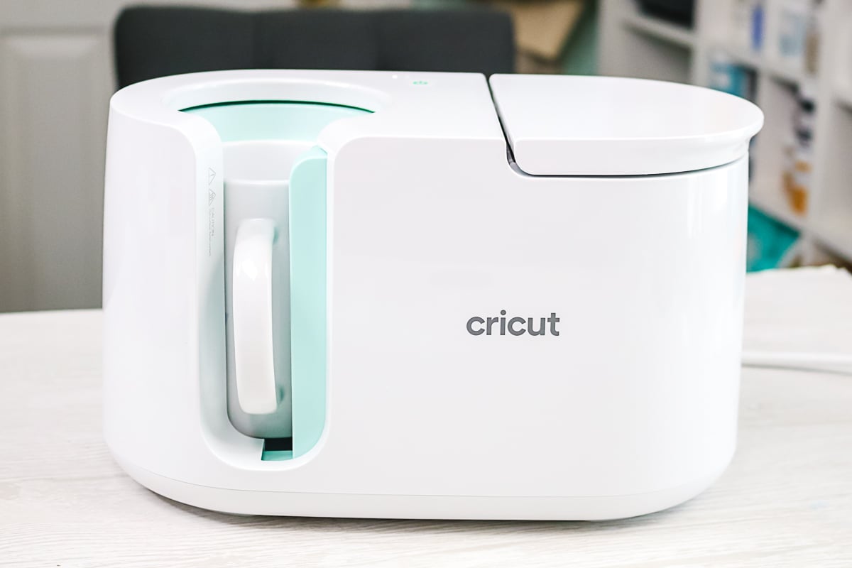 en utilisant une presse cricut pour une tasse