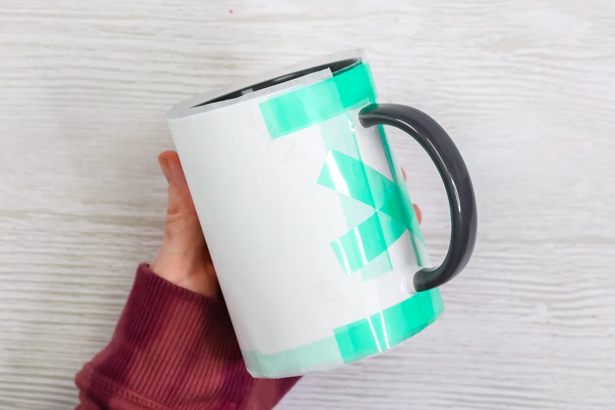 papier protecteur autour d'un mug à sublimation