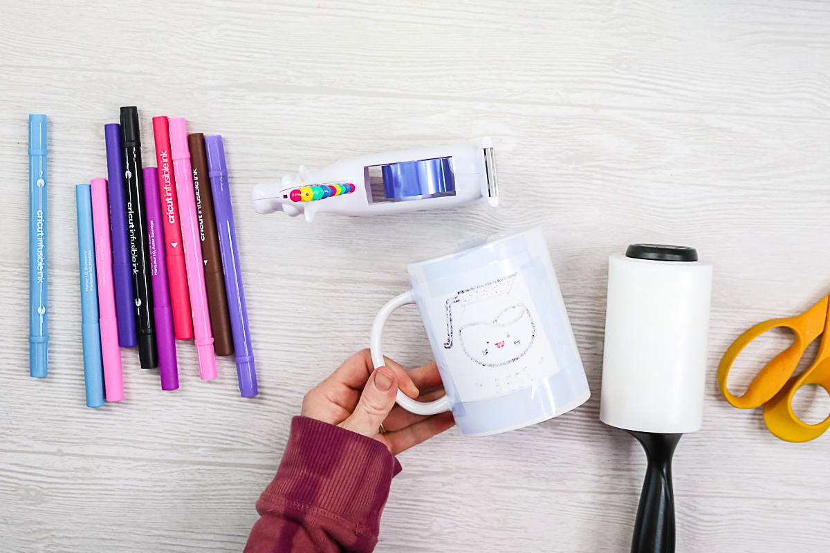 tasse avec motif de marqueur collé sur le côté