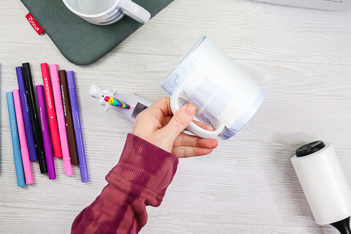 coller du papier de boucher sur une tasse