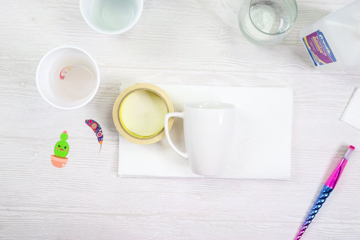 en utilisant un rouleau de ruban adhésif pour immobiliser une tasse