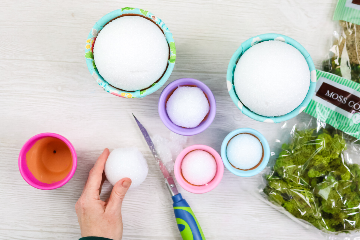 couper la mousse de polystyrène avec un couteau dentelé