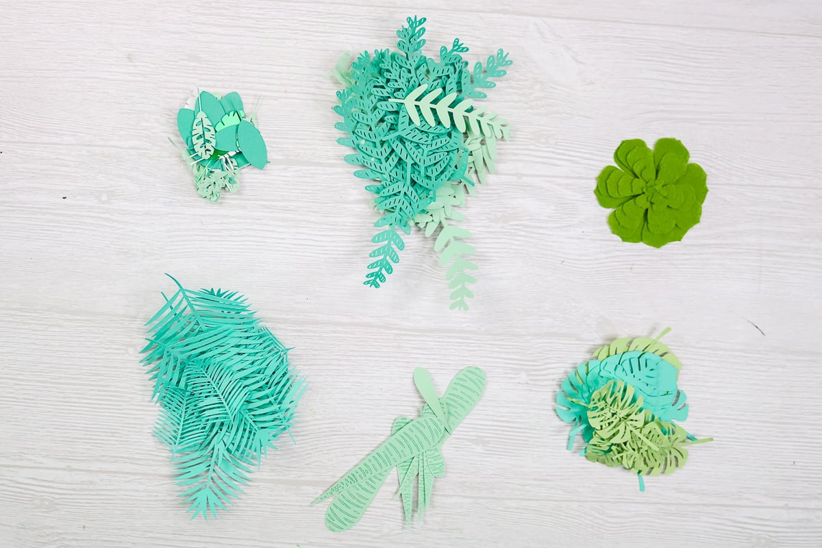 Les feuilles des plantes coupées avec un cricut sur une table