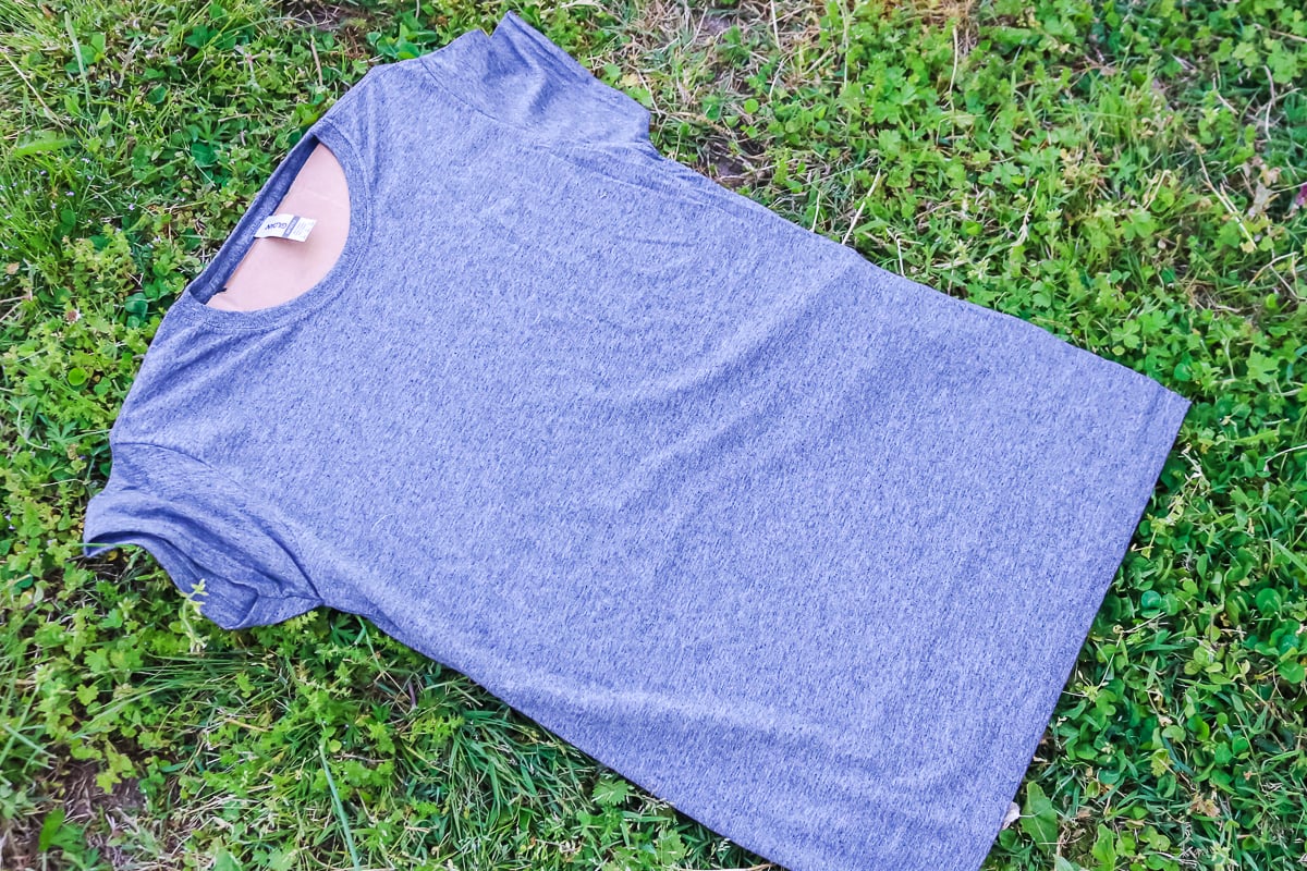 chemise bleue dans l'herbe