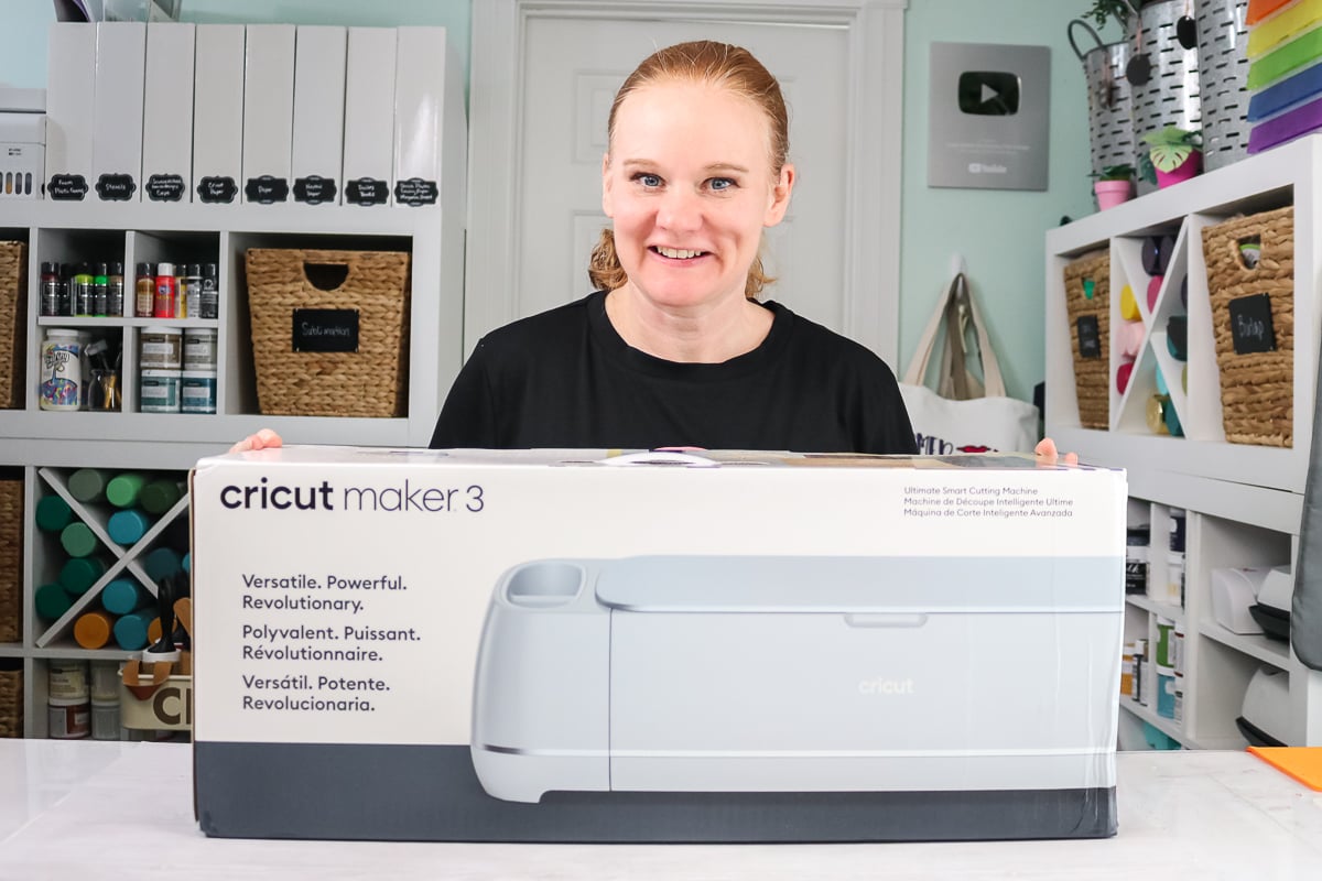 angie holden avec une boîte de 3 cricut maker