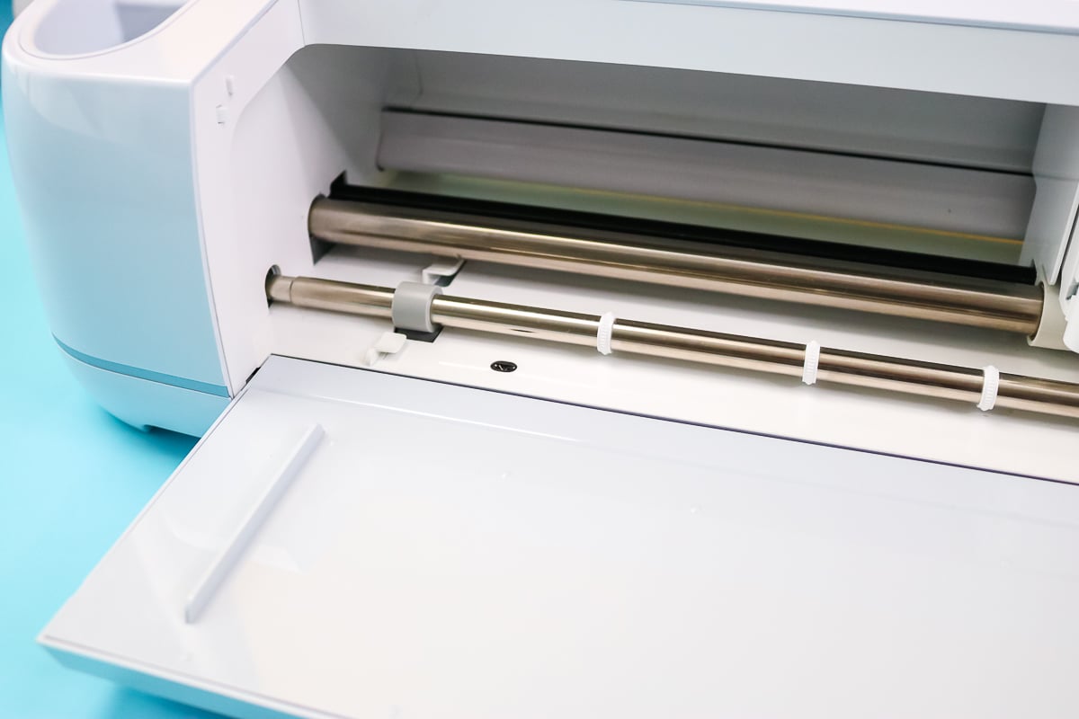 guides sur le plateau d'une machine cricut