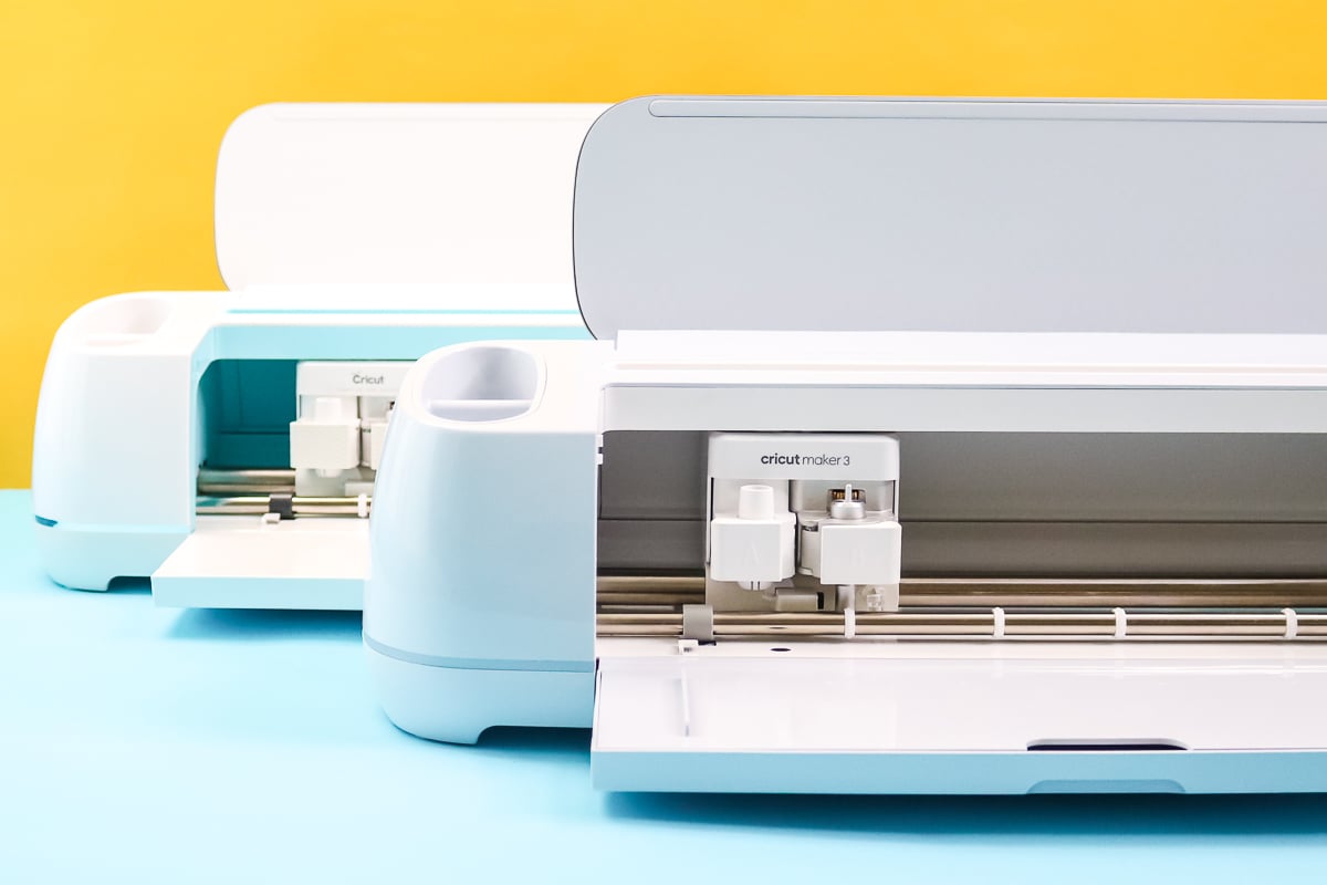 cricut maker et cricut maker 3 sur une table