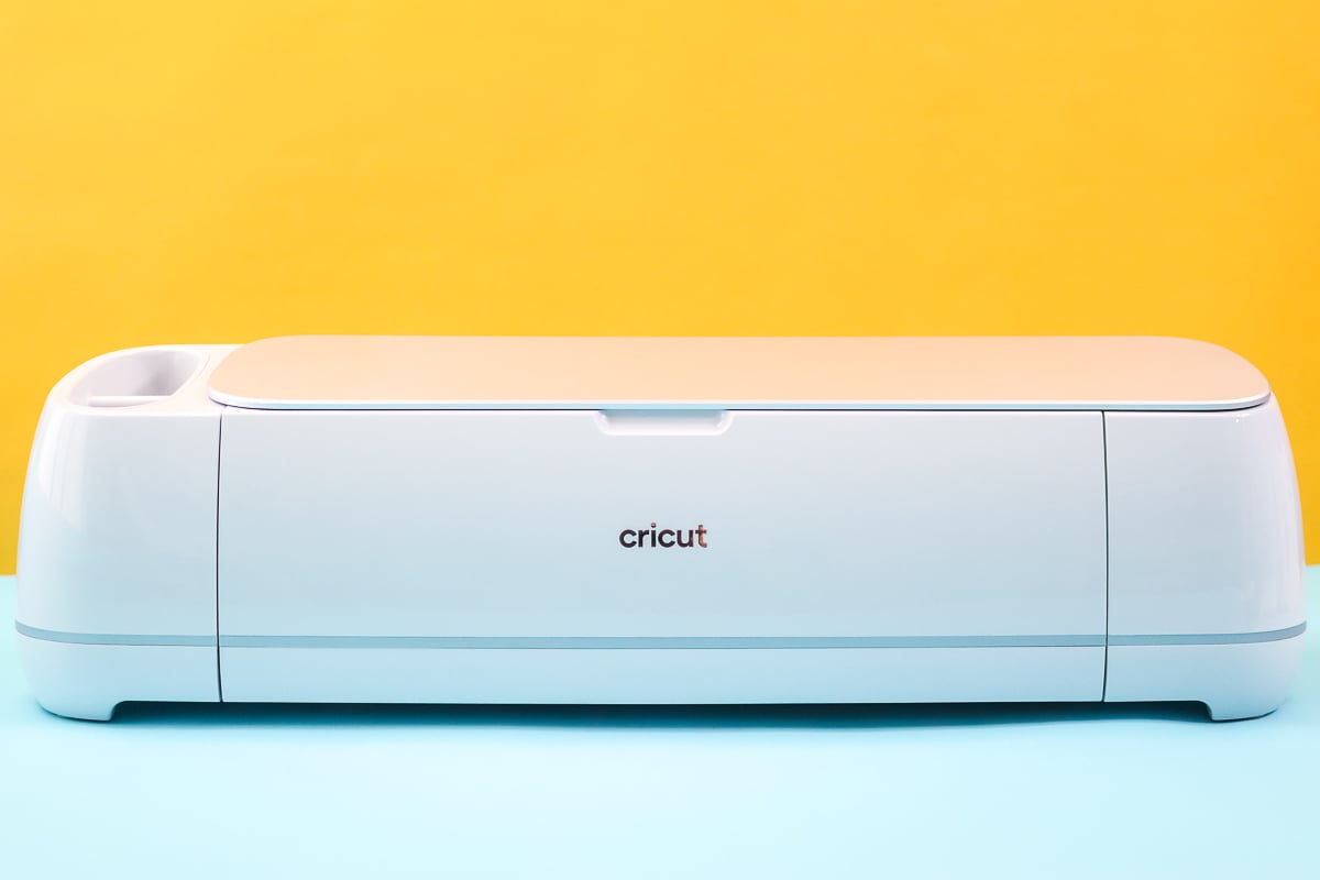 cricut maker 3 sur une table