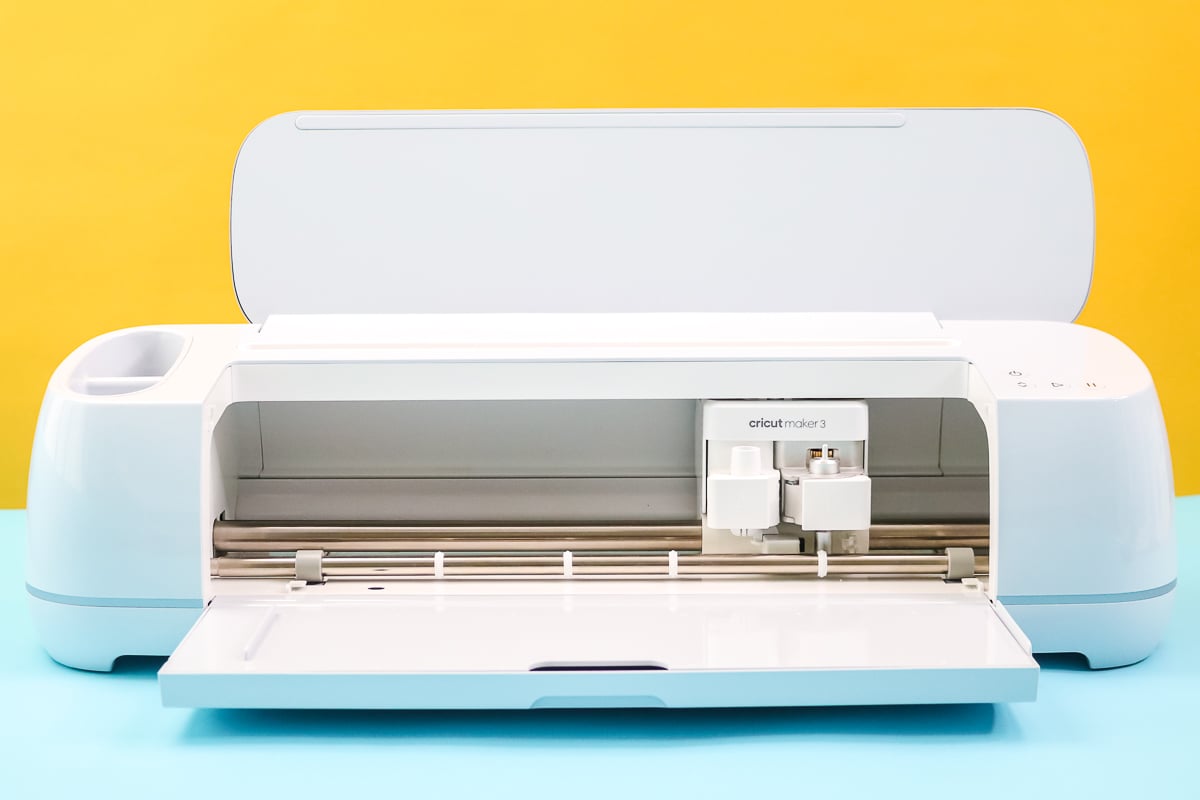 Cricut Maker 3 ouvert sur une table