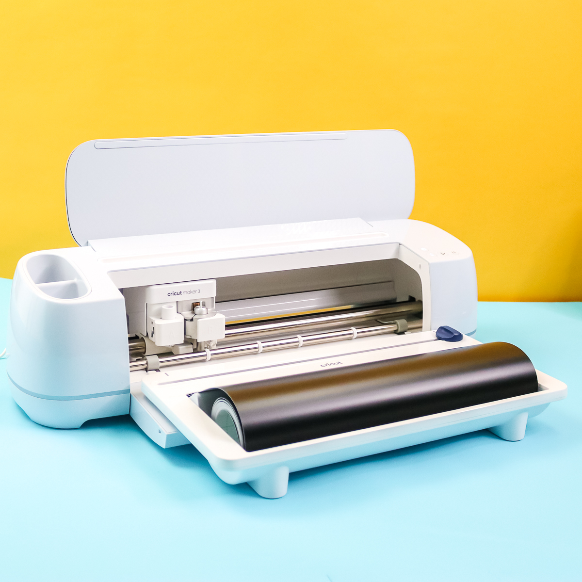 cricut maker 3 avec support de rouleau installé