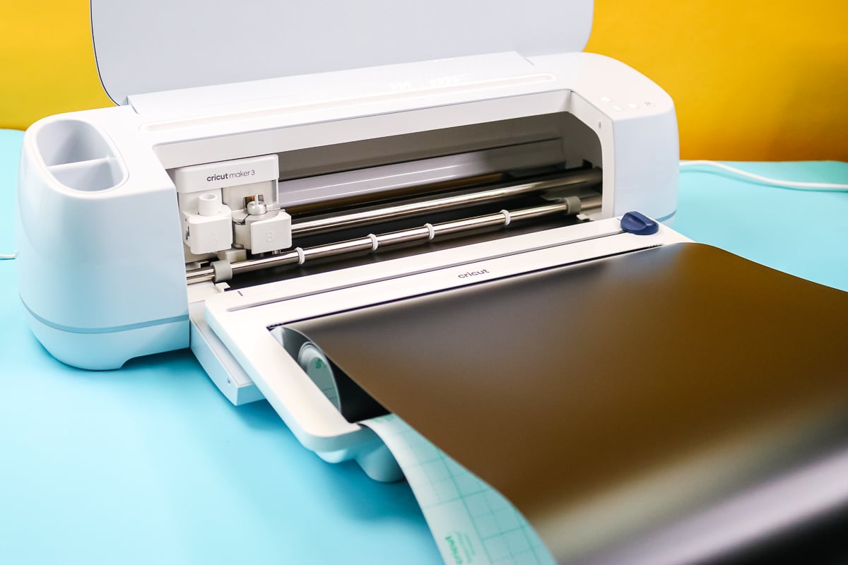 cricut smart vinyl dans le support de rouleau en cours de coupe