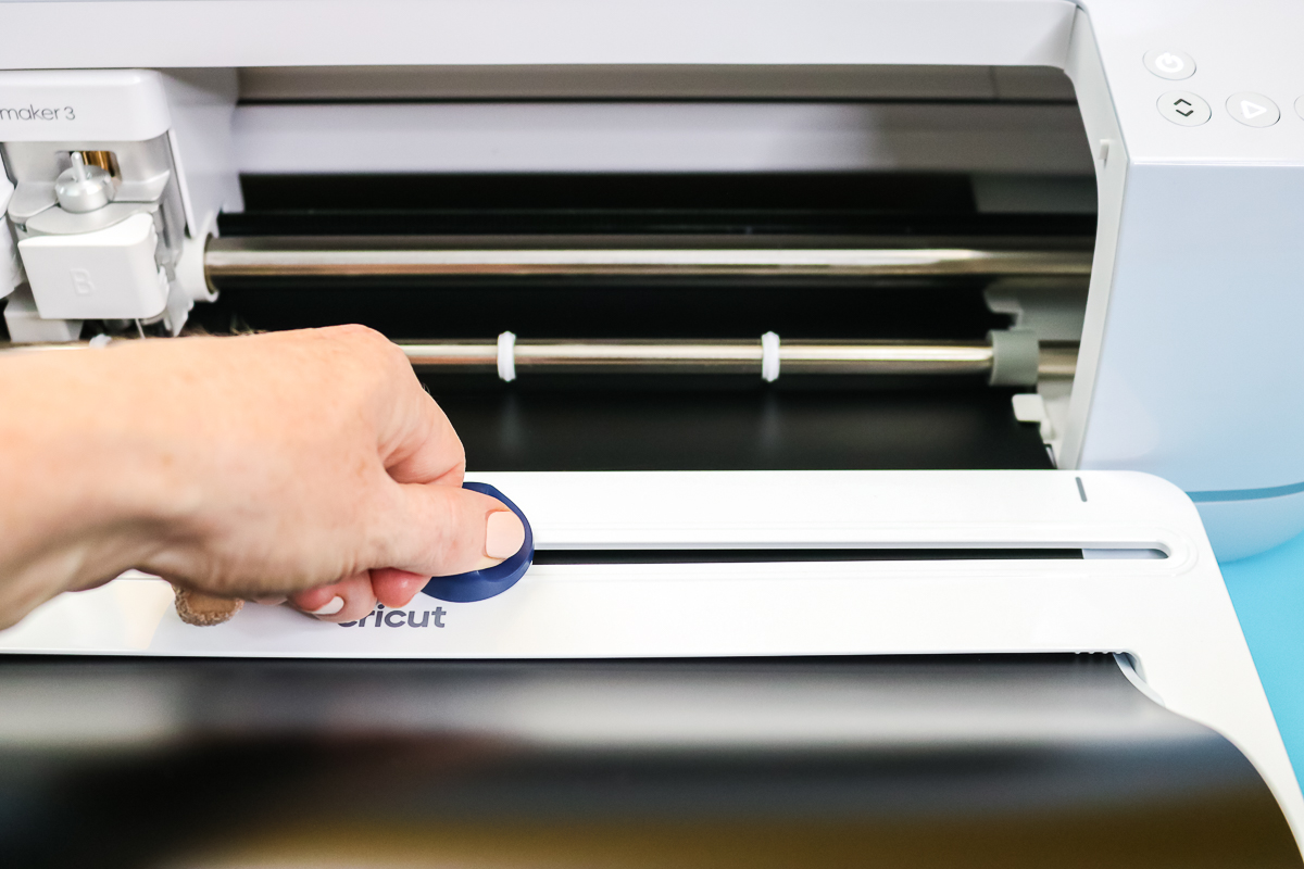 découpe de vinyle avec un coupe-papier sur le support de rouleau cricut