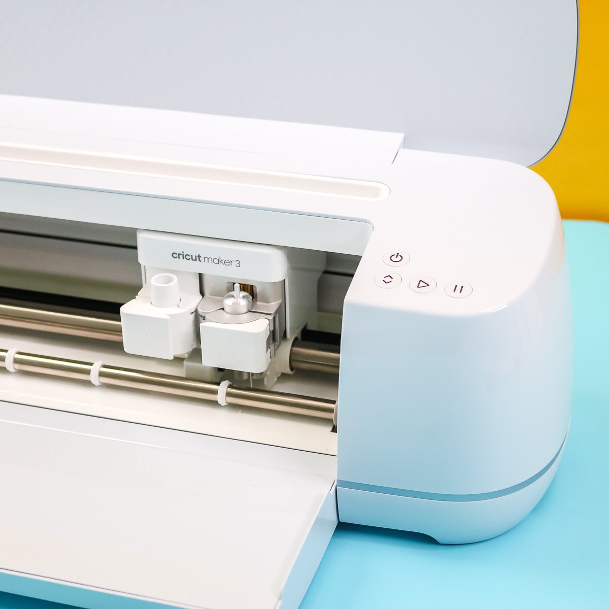 boutons sur le côté d'une machine à cricut