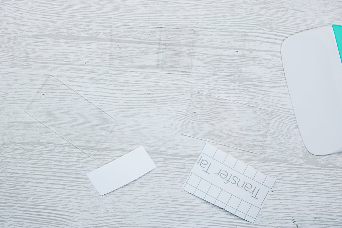 ajouter du vinyle aux étiquettes acryliques