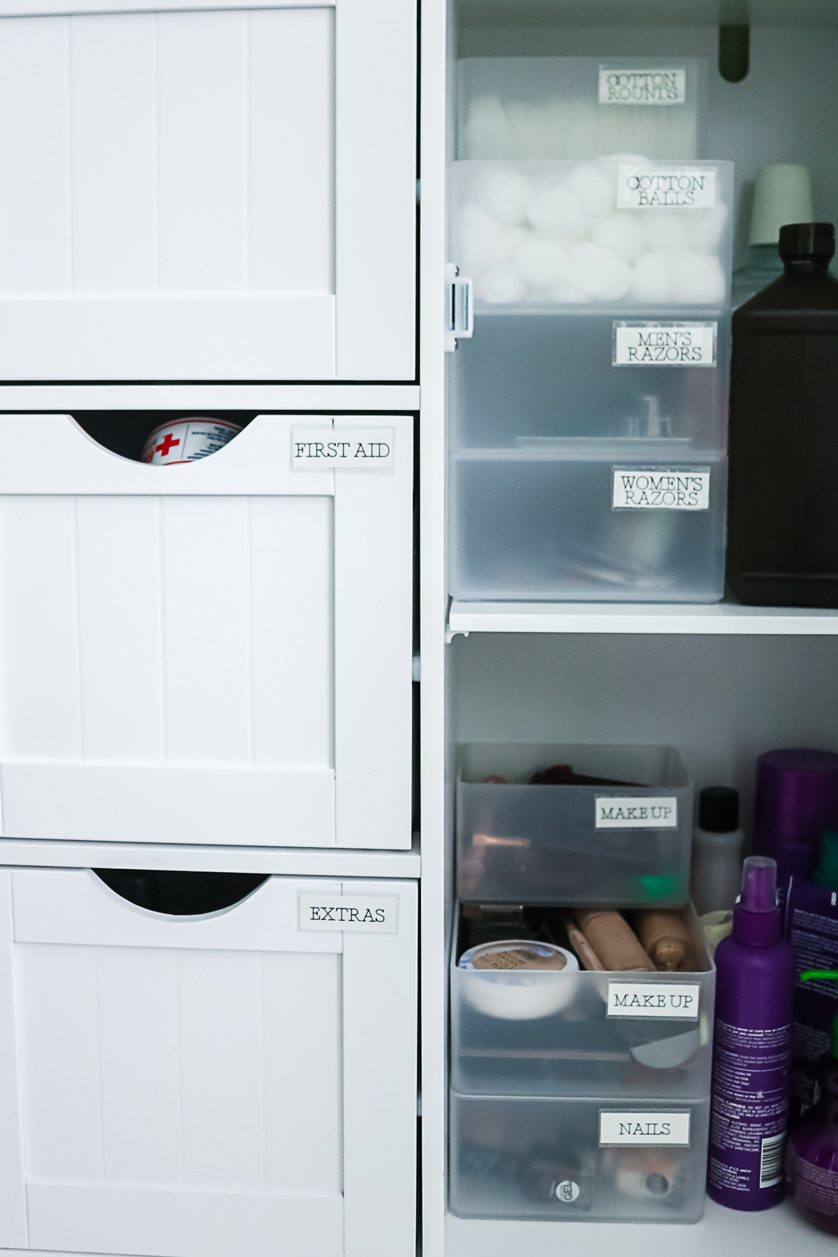 étiquettes sur les poubelles de la salle de bain