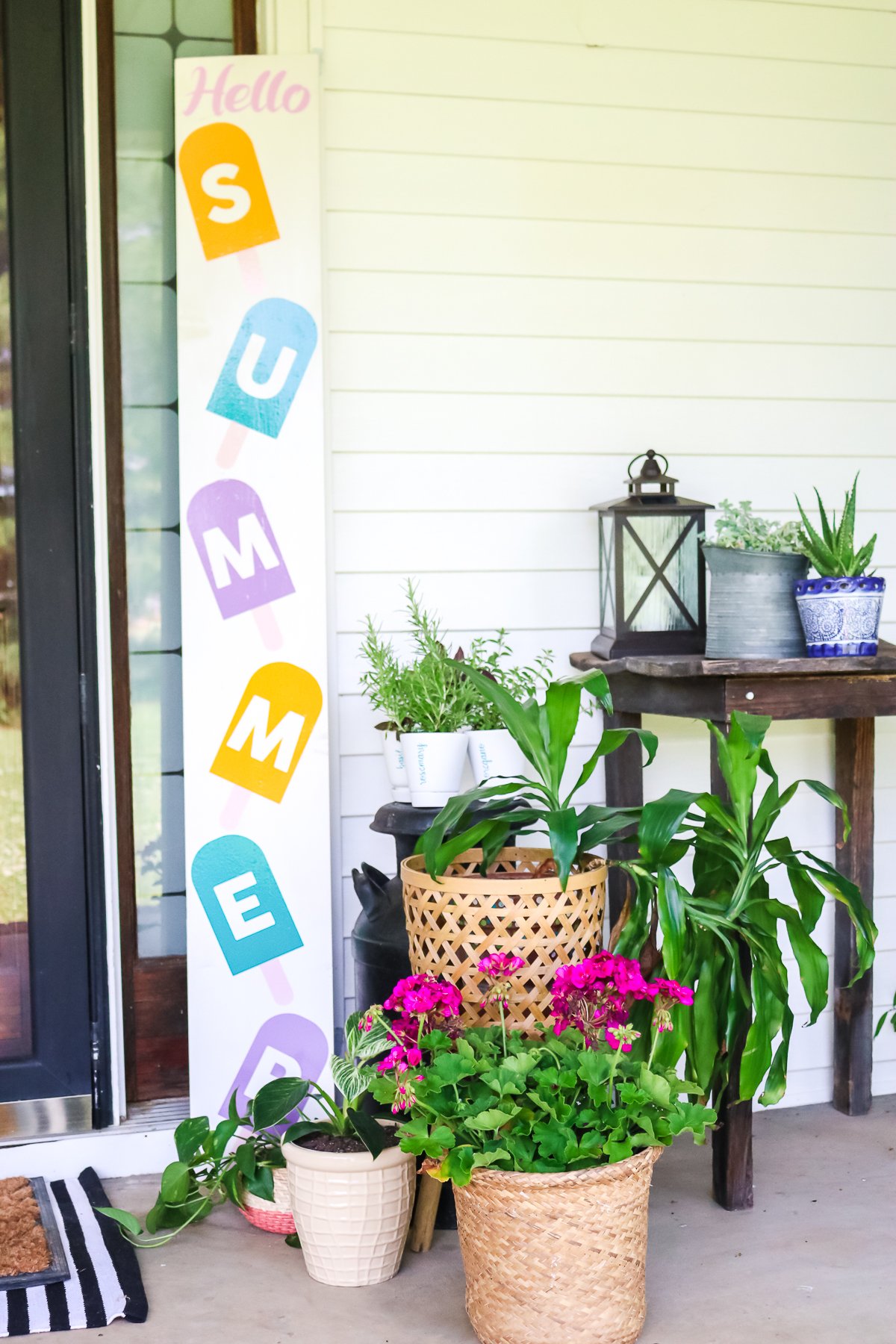 diy welcome sign made on a cricut