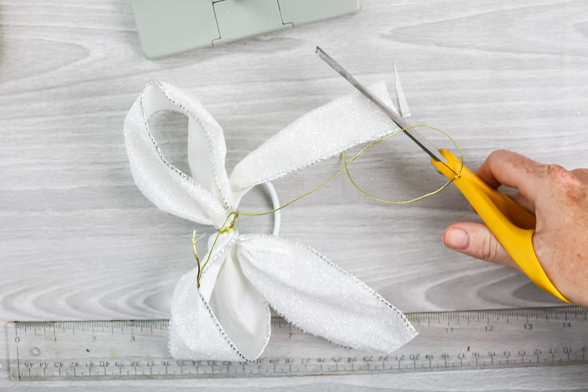 cutting ends of ribbon at an angle