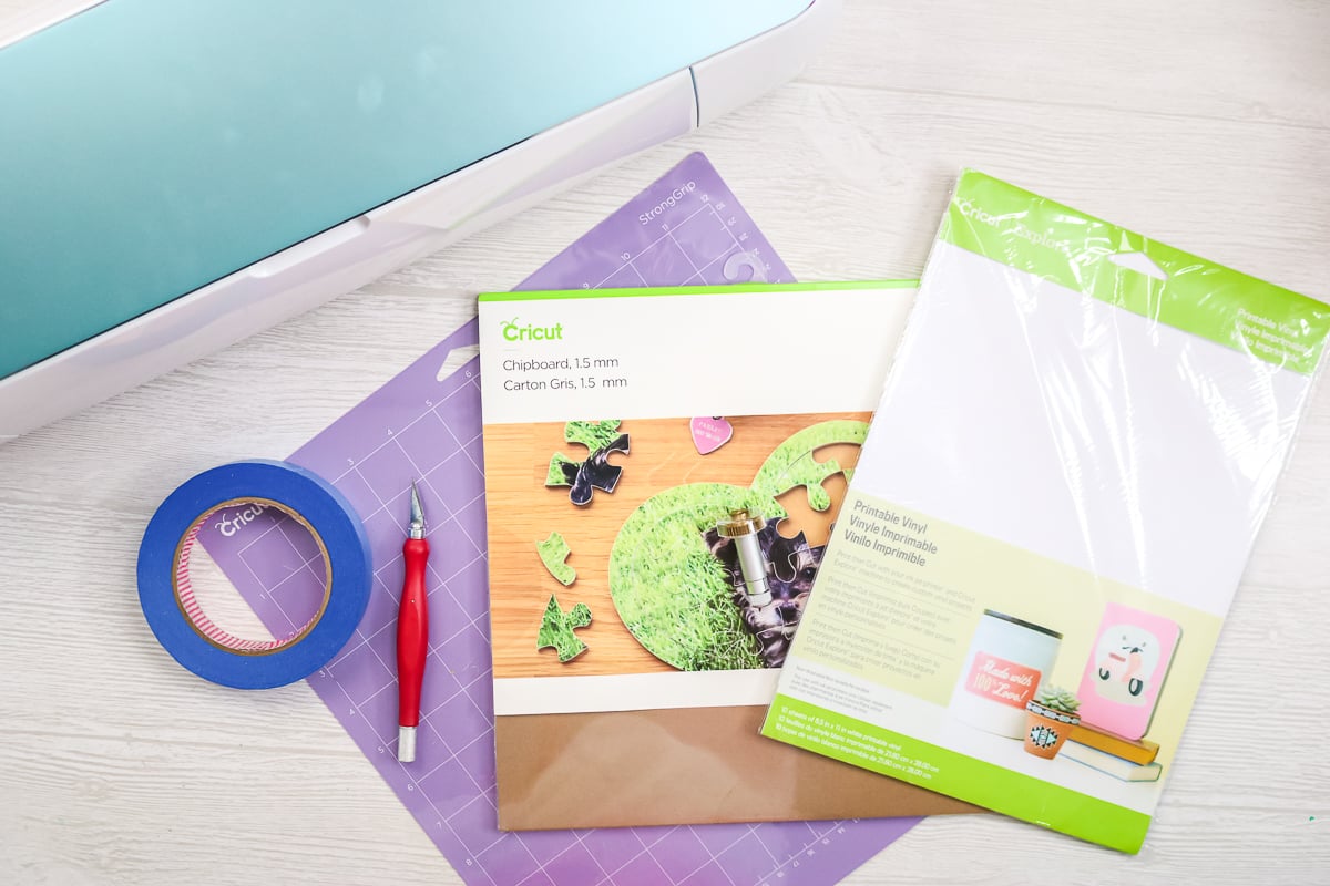 puzzle faisant des fournitures et un fabricant de cricut sur une table