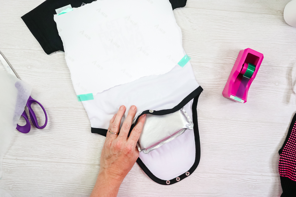 mettre un oreiller presseur à l'intérieur d'une chemise