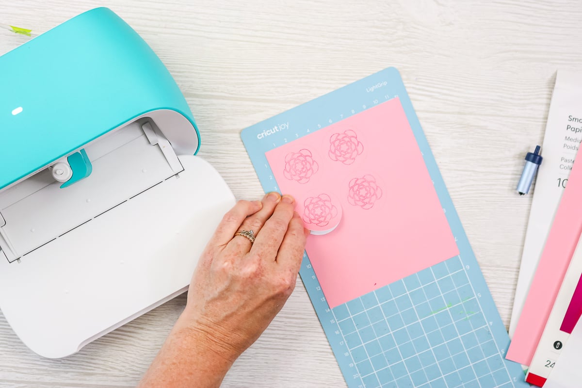 autocollants de joie cricut avec outil en feuille