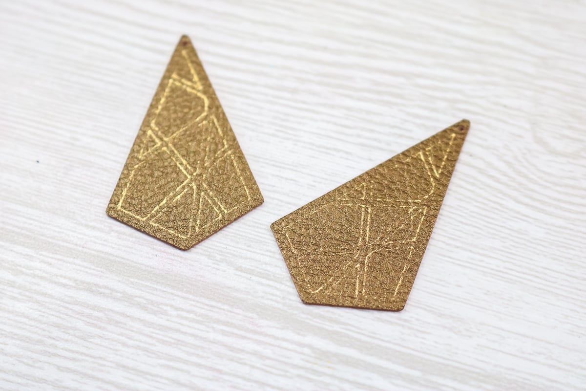 feuille d'or sur boucles d'oreilles en faux cuir