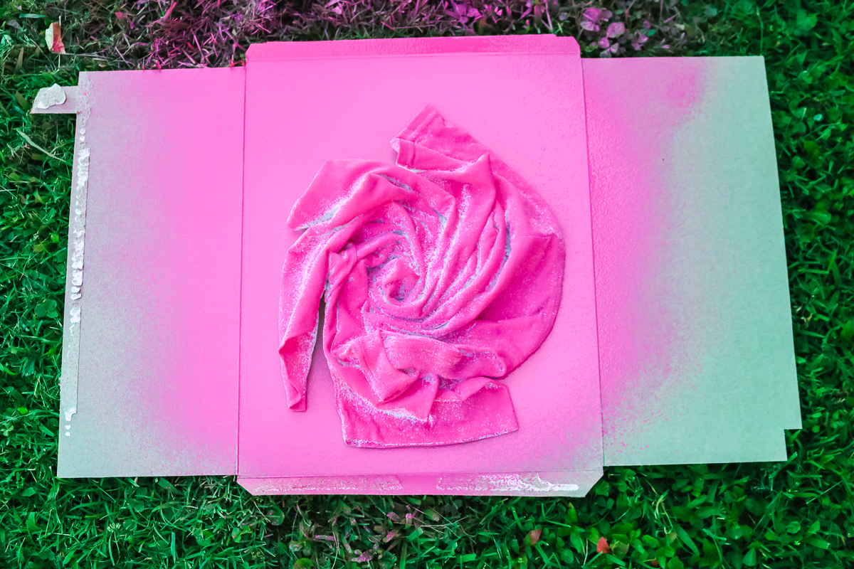 peinture rose pulvérisée sur t-shirt