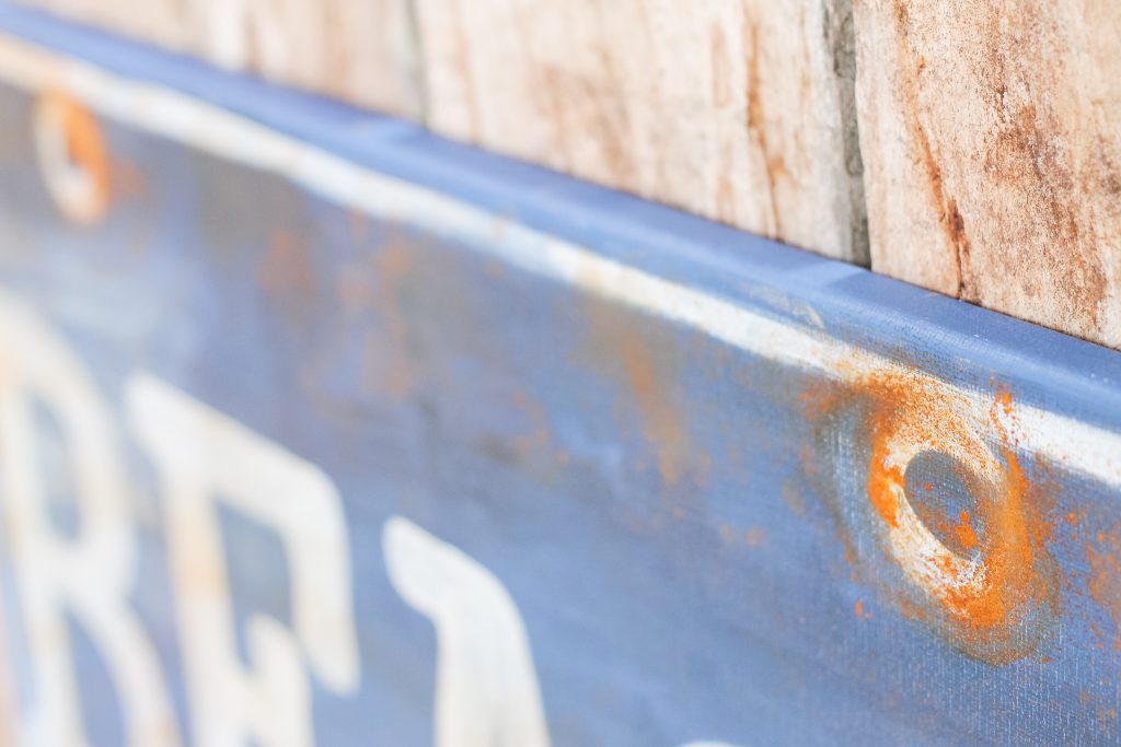 Ballard Designs Knock Off Beach Sign -- a great technique for getting a rusty appearance on a painted sign easily. You probably already have the secret ingredient in your kitchen! Rust marks on sign